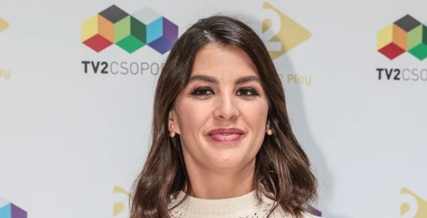 Ördög Nórát egy idősebb férfi ölében kapták lencsevégre, ráadásul a férje bíztatta a bizarr lépésre